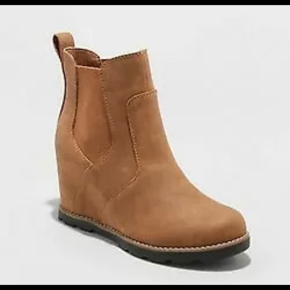 Universal Thread Cassie Wedge boot pull on Tan